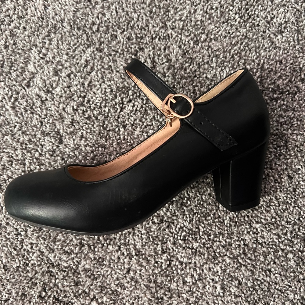 Women’s shoes, size 6